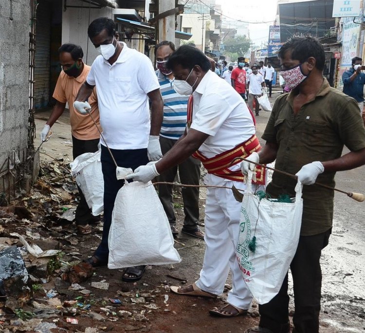 குப்பை கழிவுகளை கழிவுநீர் கால்வாய்களில் கொட்டும் வணிக நிறுவனங்கள் மற்றும் குடியிருப்புகள் மீது நடவடிக்கை மாநகராட்சி ஆணையாளர் திரு.ந. இரவிச்சந்திரன் அவர்கள் தகவல்.