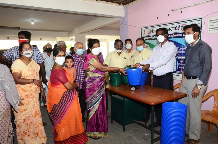 சேலம் செஞ்சோலைஅமைப்பு சார்பில் இருவண்ண குப்பை சேகரிப்பு கூடைகள்