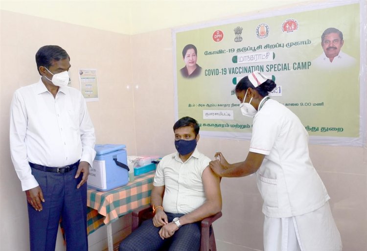 சேலம் மாநகராட்சி சுகாதார பணியாளர்களுக்கு கோவிட் -19 தடுப்பு மருந்து செலுத்தும்பணி 