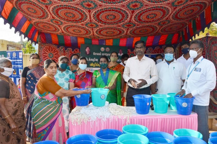 சேலம் மாநகராட்சி குடிசைகள் அதிகமாக உள்ள பகுதிகளில் 40,000 வீடுகளுக்கு இரு வண்ண குப்பை சேகரிப்பு கூடைகள் வழங்க திட்டமிடப்பட்டுள்ளது